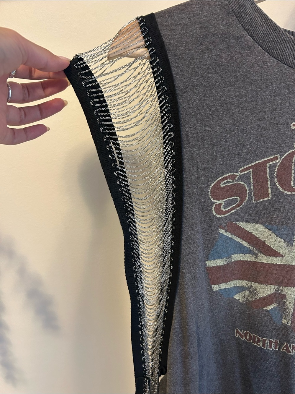 TRENDY AND TIPSY Vintage Grey Rolling Stones Chain Tank Top Band T-shirt. M - Picture 3 of 6